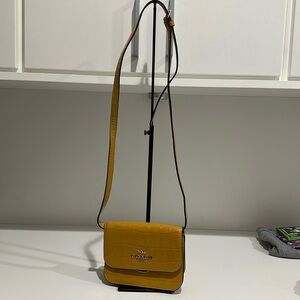 Coach croc crossbody Brynn mustard colored